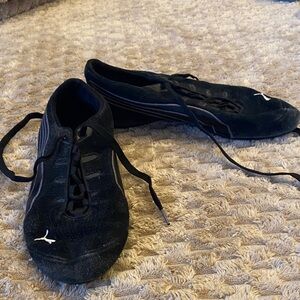 Puma women’s suede Black Athletic Track Shoes with White Logo